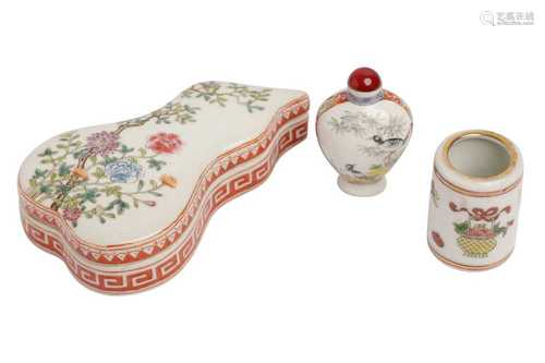 A CHINESE FAMILLE VERT PORCELAIN GOURD SHAPED BOX, 20TH CENT...