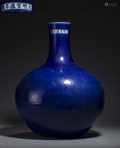 明代霁蓝釉天球瓶