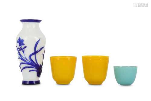 A SMALL GROUP OF CHINESE BEIJING GLASS ITEMS.