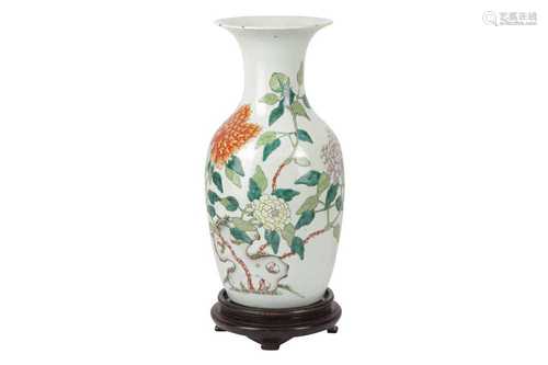 A CHINESE PORCELAIN VASE, LATE 19TH/EARLY 20TH CENTURY