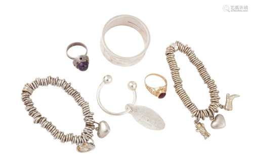 A GROUP LOT OF JEWELLERY