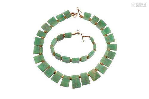 AN AVENTURINE QUARTZ NECKLACE AND BRACELET