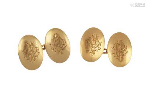 A PAIR OF GOLD CUFFLINKS