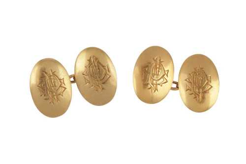 A PAIR OF GOLD CUFFLINKS