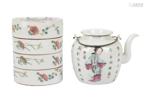 A CHINESE PORCELAIN THREE SECTION PORCELAIN BOX, TONGZHI