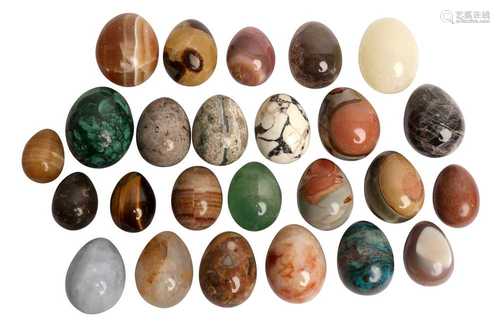 A COLLECTION OF SPECIMEN MARBLE AND AGATE EGGS OR HAND COOLE...