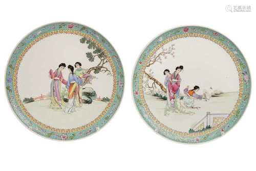 A PAIR OF CHINESE PORCELAIN PLATES