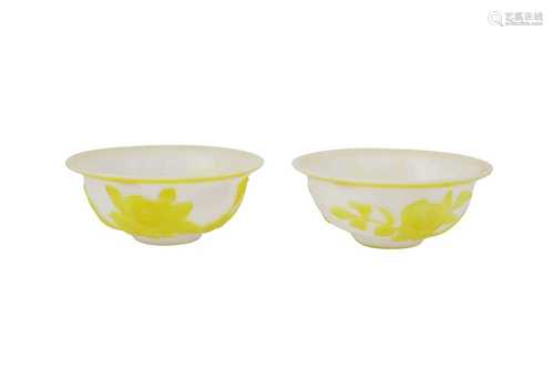 A PAIR OF CHINESE YELLOW OVERLAY BEIJING GLASS BOWLS