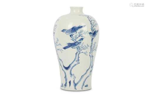 A CHINESE BLUE AND WHITE 'BIRDS' VASE, MEIPING.