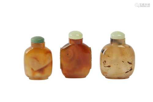 THREE CHINESE AGATE SNUFF BOTTLES.