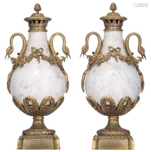 A pair of Neoclassical Carrara marble casolettes, H 46,5 cm