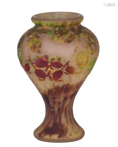 A Daum Nancy signed cameo glass vase, about 1910, H 13,5 cm