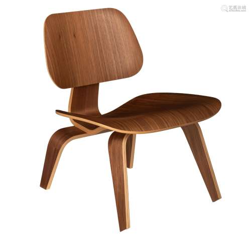 An Eames LCW walnut veneered chair, H 66,5 - W 55,5 cm
