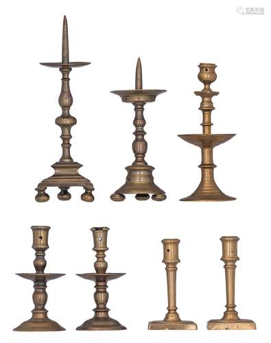 A collection of 7 brass candlesticks, H 16,5 - 34,5 cm