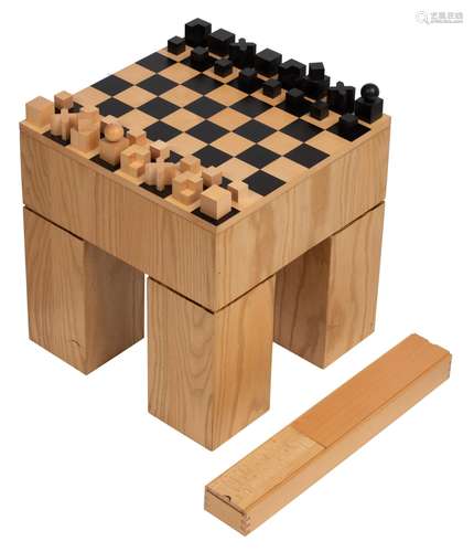 A Bauhaus chess set by Josef Hartwig, H 38 - W 36 - D 36 cm