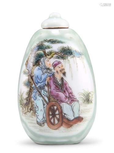 A CHINESE PORCELAIN SNUFF BOTTLE, painted with figures