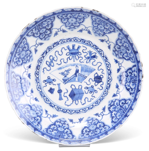 A CHINESE BLUE AND WHITE DISH, 19TH CENTURY, circular,