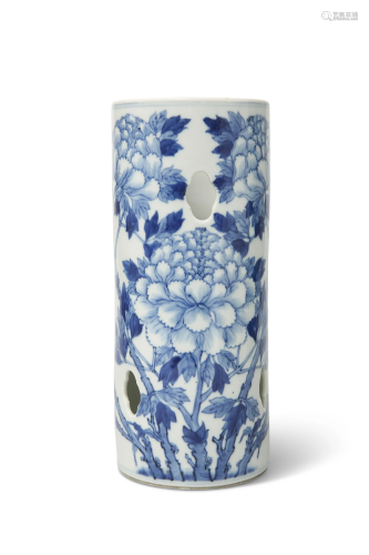 A CHINESE BLUE AND WHITE SLEEVE VASE, painted with