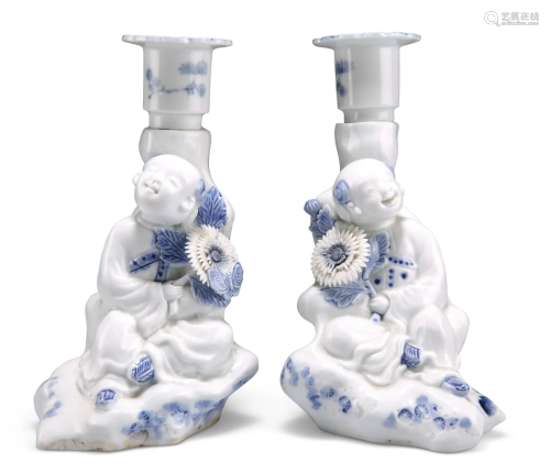 A PAIR OF JAPANESE HIRADO BLUE AND WHITE FIGURAL