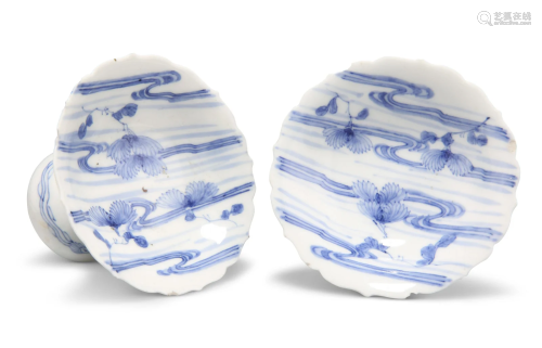 A PAIR OF JAPANESE HIRADO PORCELAIN FOOTED DISHES,