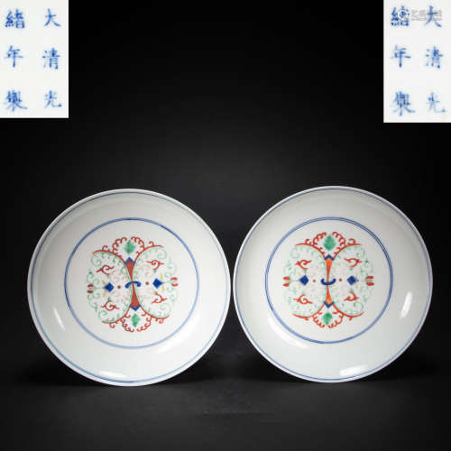 A PAIR OF CHINESE COLORFUL PLATES, QING DYNASTY