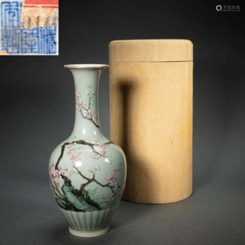 COLORFUL CHINESE PORCELAIN VASE, QING DYNASTY