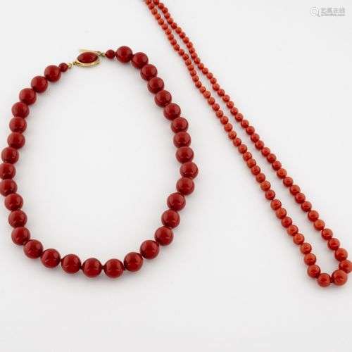 Lot comprenant : Collier de perles de corail (Co…