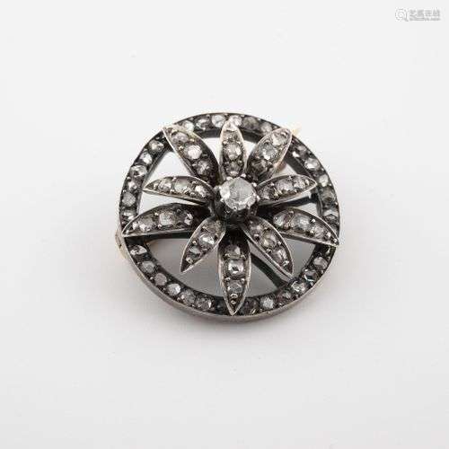 Broche ronde en argent (min.800) et or jaune (750)…