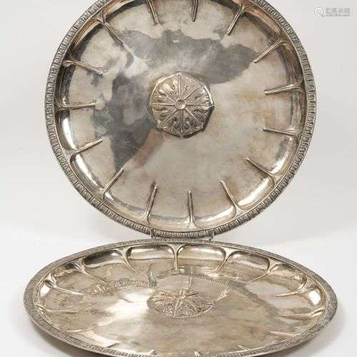Paire de plats circulaires en argent (min. 800) à …