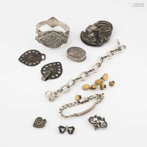 Lot de bijoux et divers en argent (800) : deux b…