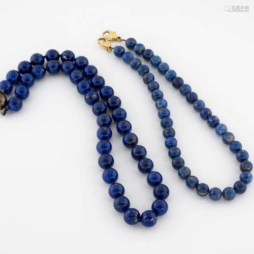 Lot comprenant : Collier en billes de lapis lazu…