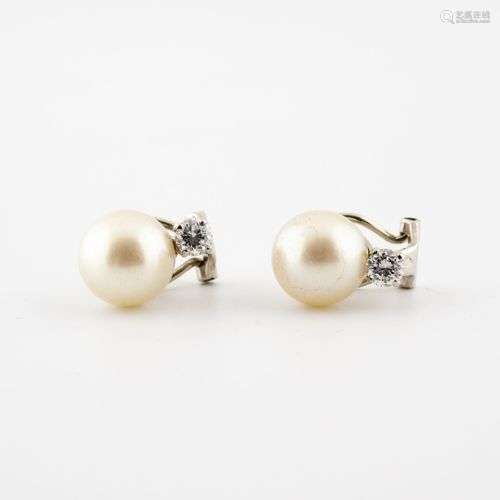 Paire de puces d'oreilles en or gris (750) ornée d…