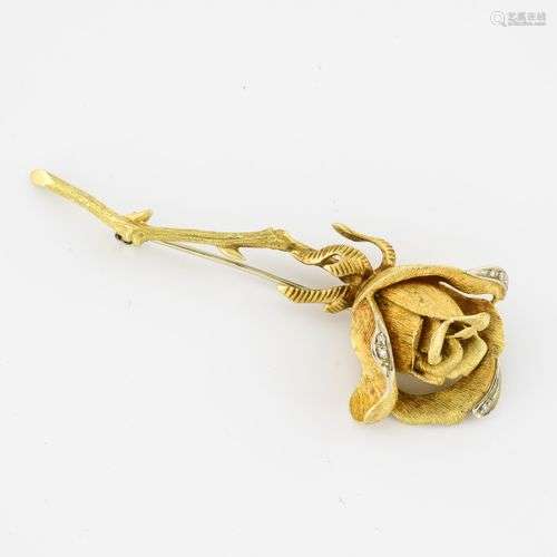 Broche rose en or jaune (750), les pétales ponctué…