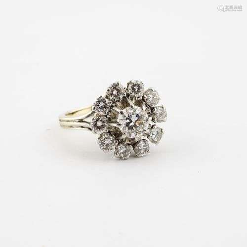 Bague marguerite en or gris (750) et platine (850)…