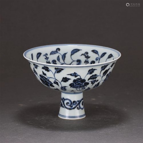 A BLUE AND WHITE PEONY STEAM BOWL