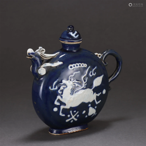 A BLUE AND WHITE RESERVE DECORATED EWER