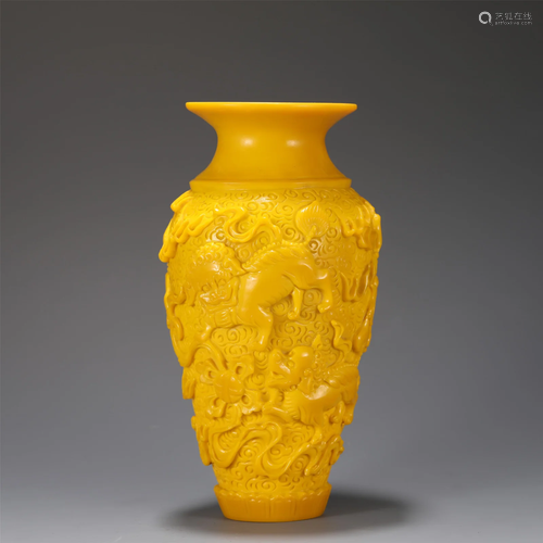 A CARVED PEKING GLASS VASE