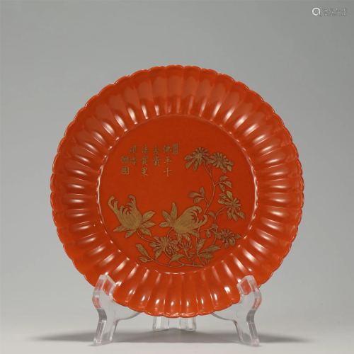 AN IRON RED AND GILT CHRYSANTHEMUM PLATE