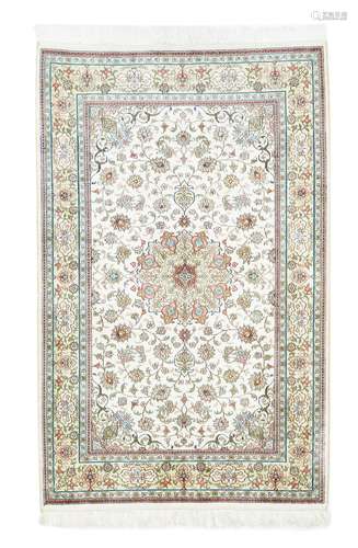 Tapis en soie, 2'8'' x 4'2''