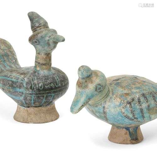 Deux modèles d'oiseaux en poterie émaillée bleue et noire de...