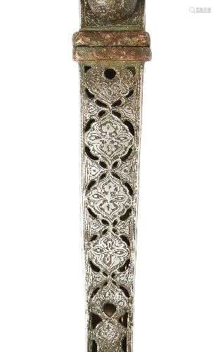 Un porte-plume Qajar en métal blanc et cuivre ajouré, Iran, ...