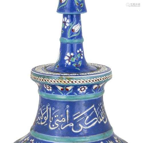 Un lampadaire en poterie de style Iznik, Turquie, 19e siècle...