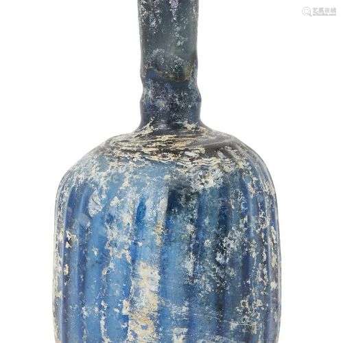 Bouteille en verre bleu cobalt côtelée, Iran, XIe siècle, av...