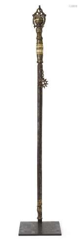 Clé en métal et ivoire, Caucase, 19e siècle, sur pied, 45 cm...