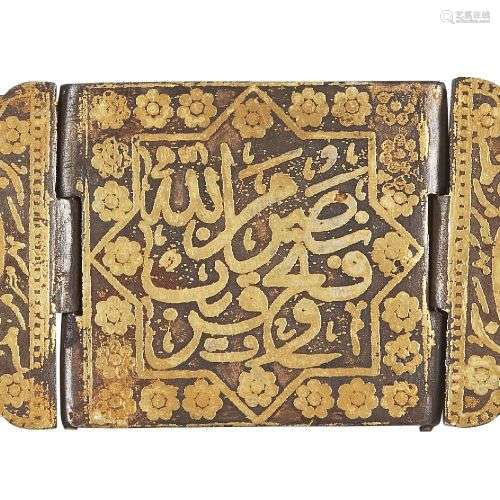 Un bazuband calligraphique en or et en fer, Inde, 19e siècle...