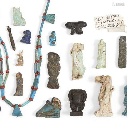 Un groupe de 26 pièces amulettes égyptiennes, y compris des ...