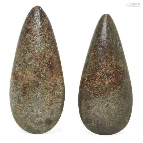 Deux têtes de hache en pierre polie du Néolithique, 15cm. et...