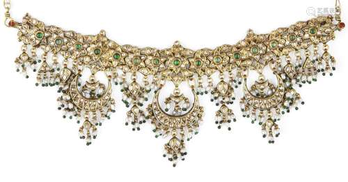 Un fin collier moghol en or émaillé serti de diamants, Inde,...
