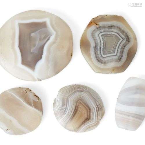 Un groupe de six perles d'agate, provenant probablement d'un...