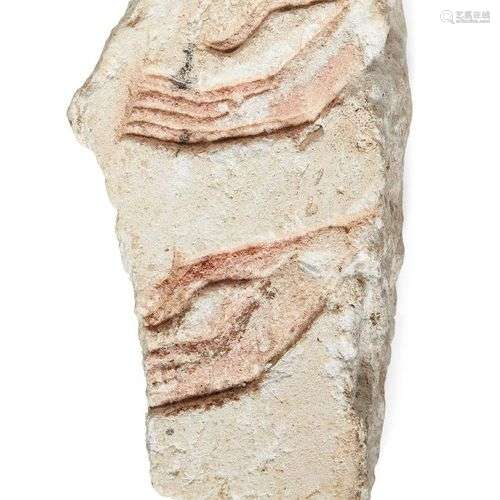 Fragment de relief en calcaire de style égyptien sculpté de ...